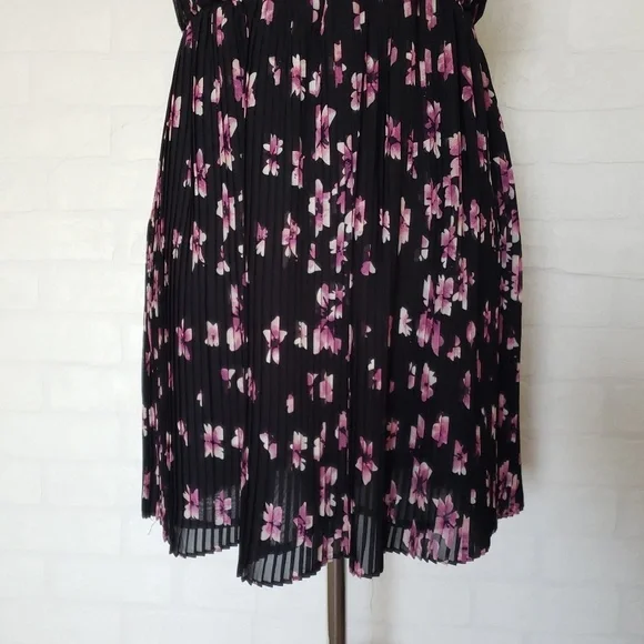 Black/ Purple Floral Pleated Dress - Picture 6 of 8
